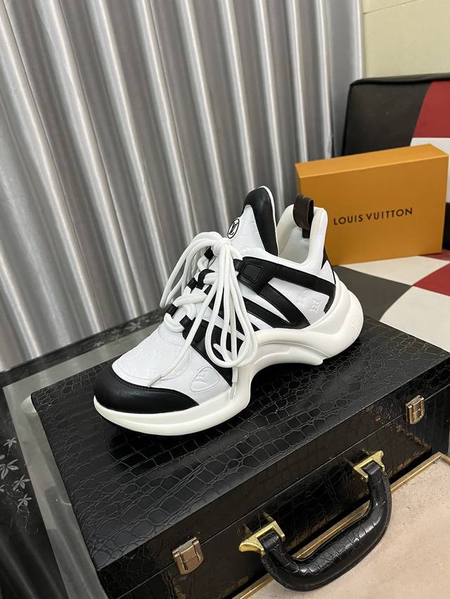 出厂价pp： Lv Archlight Sneaker 拱桥系列运动老爹鞋 驴家拱桥老爹鞋充满未来感的运动鞋以弹力十足的拱形外底搭配醒目的大尺寸鞋舌与低帮构造，