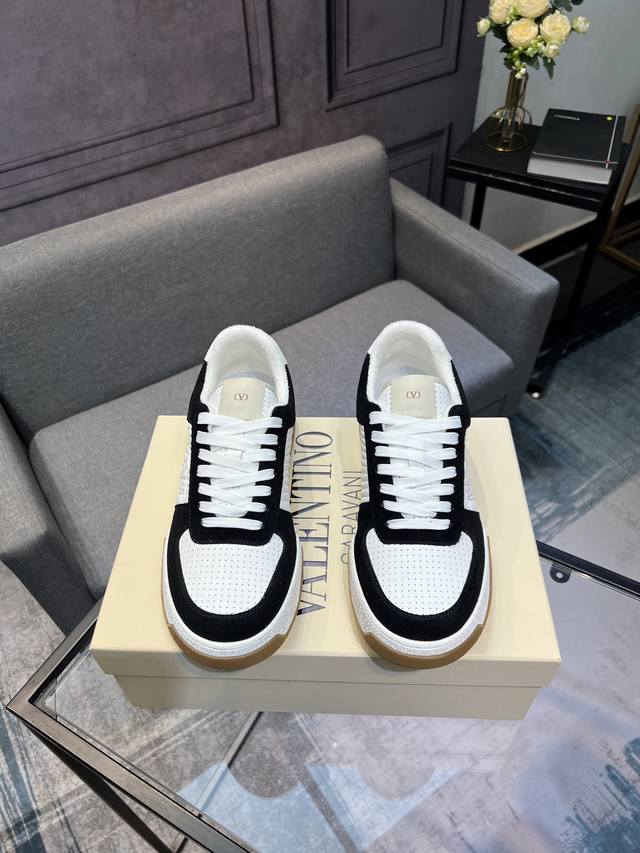 Vltn华伦 Valentino情侣款运动鞋系列 2025新款情侣运动鞋 火爆发售. 原版Zp入购拆解. 反复打版调改. 力要一比一还原！顶级奢华力作 招牌柳钉