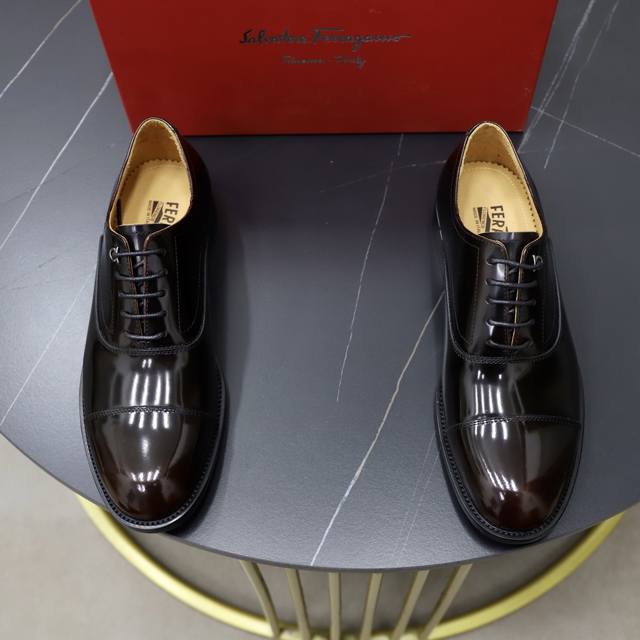 出厂价p 牛里 品牌：菲拉格慕 尺码：38-44 45可定制 等级： 专柜经典款 材料： 原版牛皮拼接鞋面 舒适牛皮内里 原版轻便大底 款式类别：商务休闲套脚