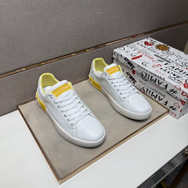 出厂价pp Dg～ 情侣装休闲鞋 2025Z柜同步发售 码数:36-44# 1个颜色鞋面选用多材质拼接真皮内里，舒适透气，鞋底：原版舒适耐磨大底，实物拍摄实物更