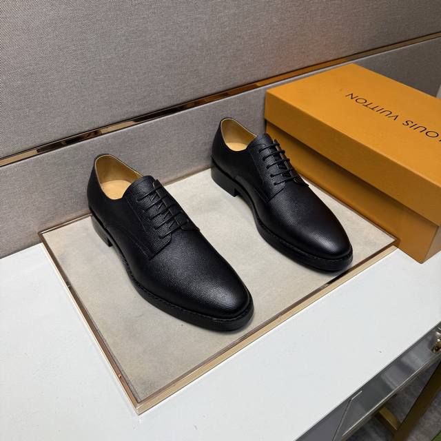 出厂价pp Lv～ 男士休闲正装皮鞋 2025Z柜同步发售 码数:39-44 # 2个颜色鞋面选用多材质拼接牛皮内里，舒适透气，鞋底：原版舒适耐磨大底，实物拍摄