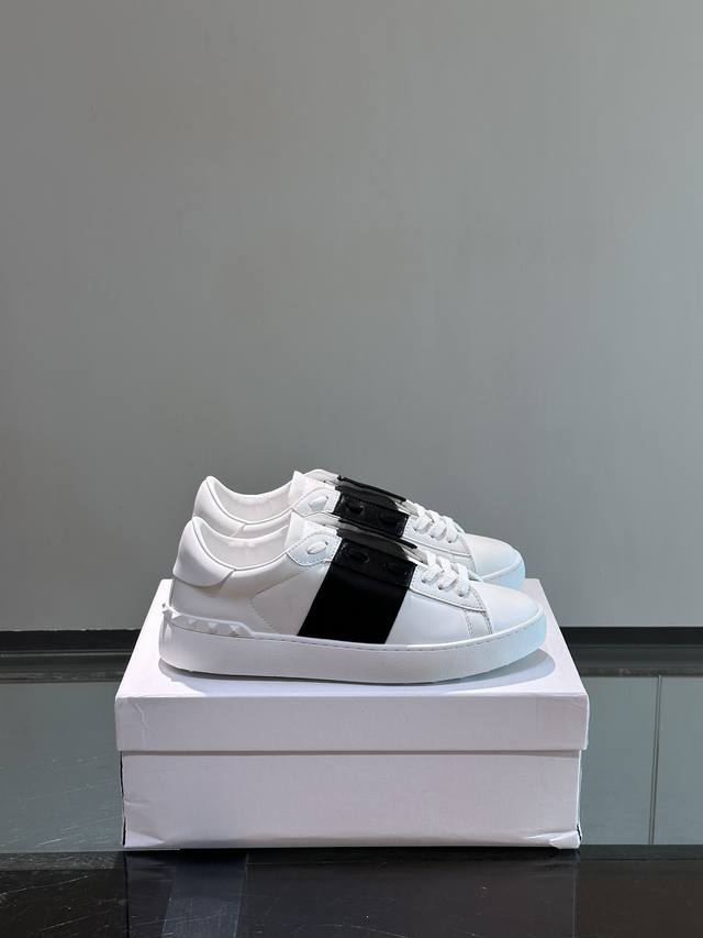 Valentin* 华伦经典低帮小牛皮运动鞋 小牛皮材质打造 -经典铆钉装饰鞋面 橡胶鞋底，装饰浅浮雕式铆钉细节 高端品质 Size：38-44 45定做