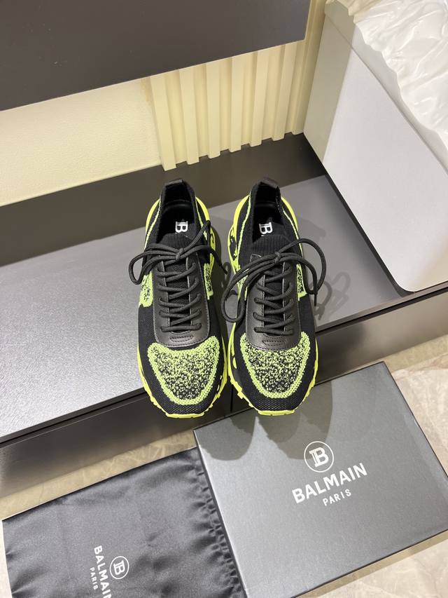 Balmain 巴尔曼 男士休闲运动鞋，Balmain 以其大胆而富有远见的廓形而著称，旨在为穿着者赋予力量。这款鞋履采用小牛皮飞织鞋面拼接，真皮内里垫脚，包裹