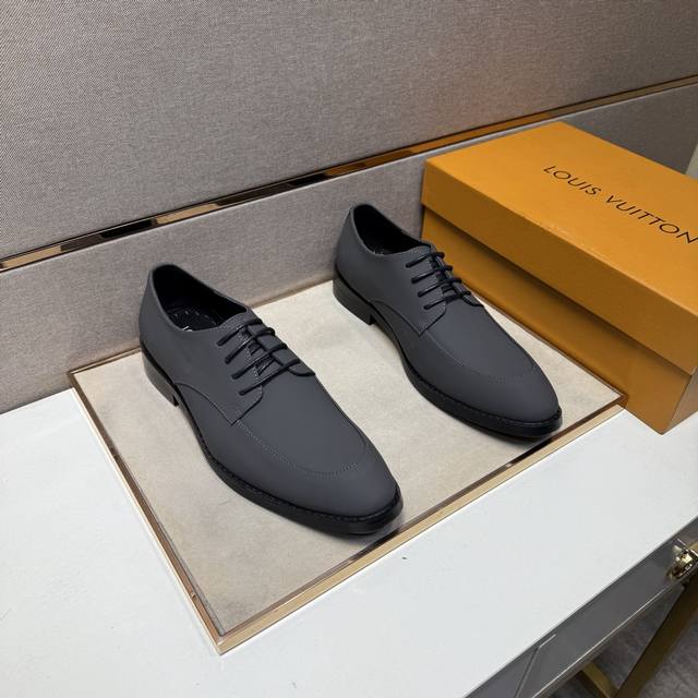 出厂价pp Lv～ 男士休闲正装皮鞋 2025Z柜同步发售 码数:38-44 # 2个颜色鞋面选用多材质拼接牛皮内里，舒适透气，鞋底：原版舒适耐磨大底，实物拍摄