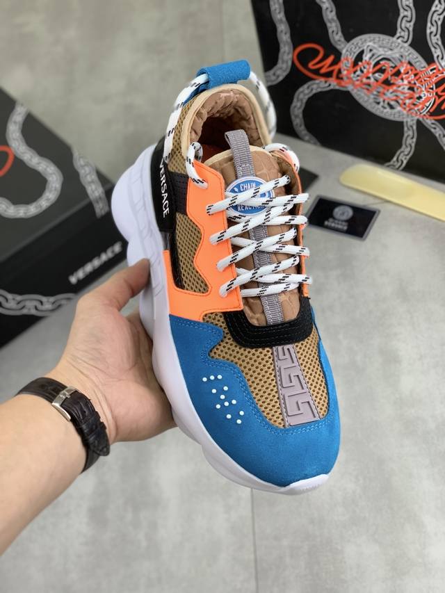 出厂价pp 实价 Versace 范思哲 情侣款 代购级别，进口原版料，进口原版透气网布面料，拼接牛皮面，进口透气网布内里，时尚滴胶Logo胶片搭配，印花图案垫