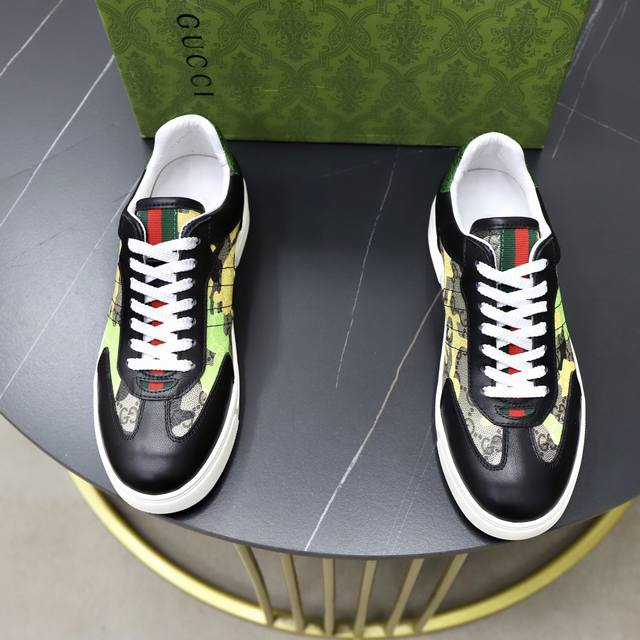 出厂价pp： 品牌：古奇Gucci 标准码：38-44 45订做 等级：官网同款 材料：原厂皮料拼接 舒适透气羊皮内里 原厂耐磨大底 款式类别：男士时尚休闲鞋