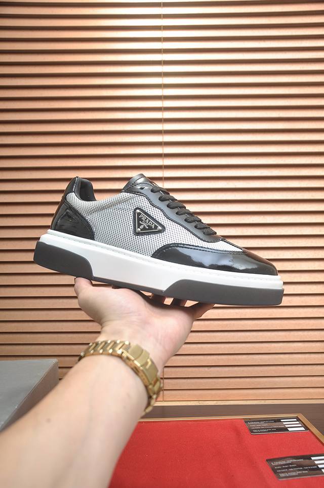 出厂价p 普拉达prada 顶级原单，当季新款，高品质原单牛货，顶级进口小牛皮拼原版进口滴胶，内里进口牛皮配原版牛皮垫脚，原厂大底！品质保证！码38-45 45