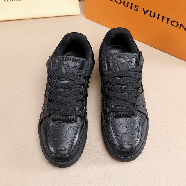 Lv Trainer 运动鞋取材粒面正绒面牛皮革，搭配撞色橡胶外底演绎复古篮球鞋的灵感启发。历经数小时的匠心缝制成就繁复鞋面，橡胶 Lv 字母标注品牌身份。 粒