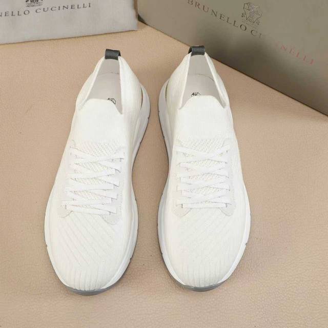 实价： Bc新品发售Brunello Cucinelli 新款男士休闲运动鞋Zg同步发售｜这款本季精美色彩的马裤呢胶底鞋 以柔软磨砂牛皮鞋面材料和绒质感麂皮后跟