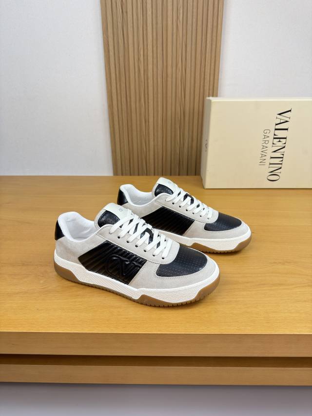 Valentino 华伦天奴 -高端品质 原单 休闲运动板鞋 -鞋面：纳帕小牛皮、打孔小牛皮、反绒小牛皮、鞋舌.车缝品牌Logo布标、鞋身刺绣品牌图腾 -内里：