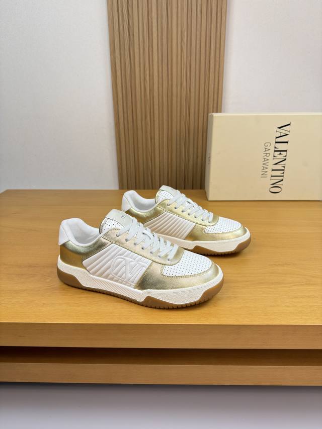 Valentino 华伦天奴 -高端品质 原单 休闲运动板鞋 -鞋面：纳帕小牛皮、打孔小牛皮、鞋舌.车缝品牌Logo布标、鞋身刺绣品牌图腾 -内里：品牌帆布 -