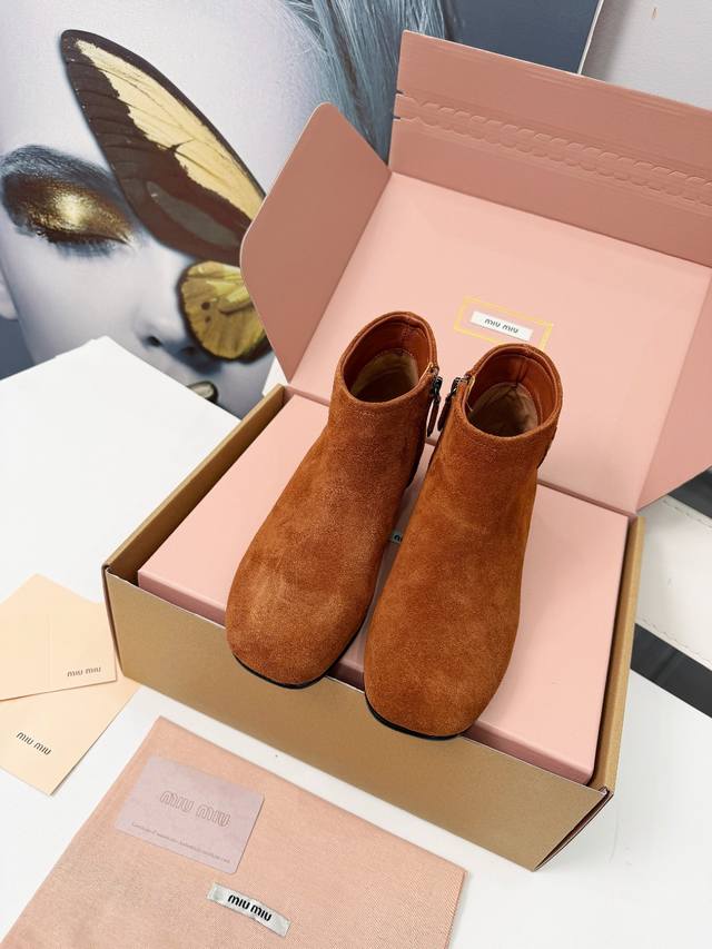 实价： Miu Miu半靴是尊嘟把我拿捏住了~ 方头设计真的绝绝子 一上脚立马气场拉满 时髦精本精没错了！！ 不管是搭牛仔裤还是小裙子 都能瞬间提升整体精致度