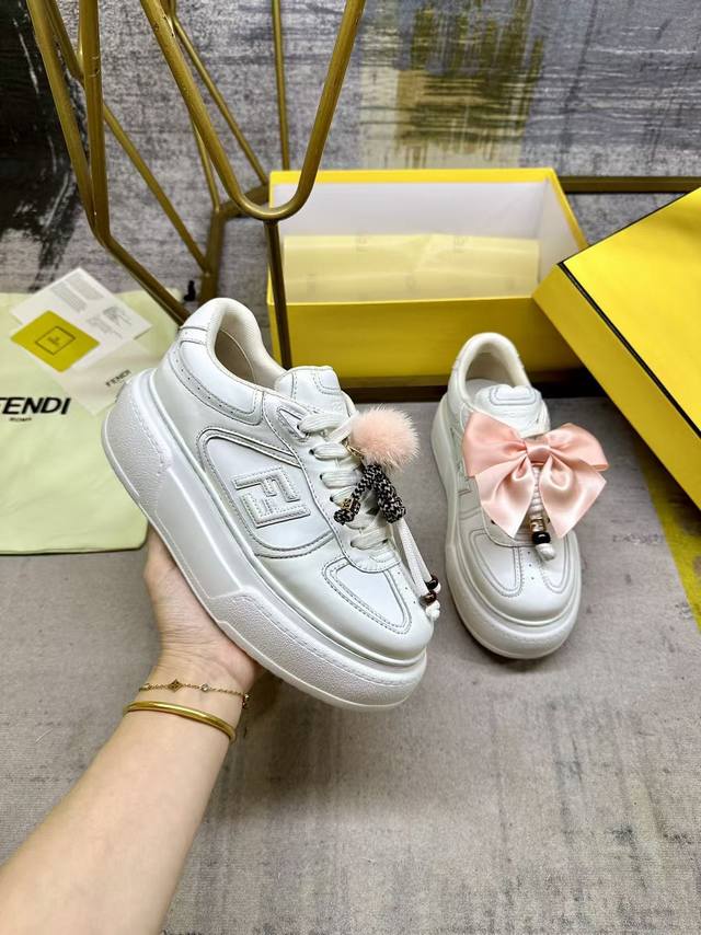 实价： Fendi Match系带运动鞋。白色皮革材质。侧面饰有同色系皮革Ff贴花，配白色鞋带。橡胶厚鞋底，后跟处饰有超大凸纹Fendi字样。鞋舌上饰有金属环挂
