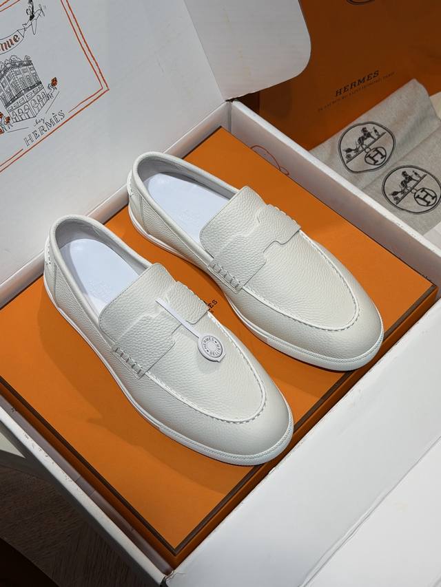 H家 Freesstyle男款乐福鞋 小牛皮和Epsom Heritage小牛皮高帮运动鞋，鞋底饰有马鞍钉扣图案，打造现代都会风格。 进口牛皮+牛皮内里+定制T