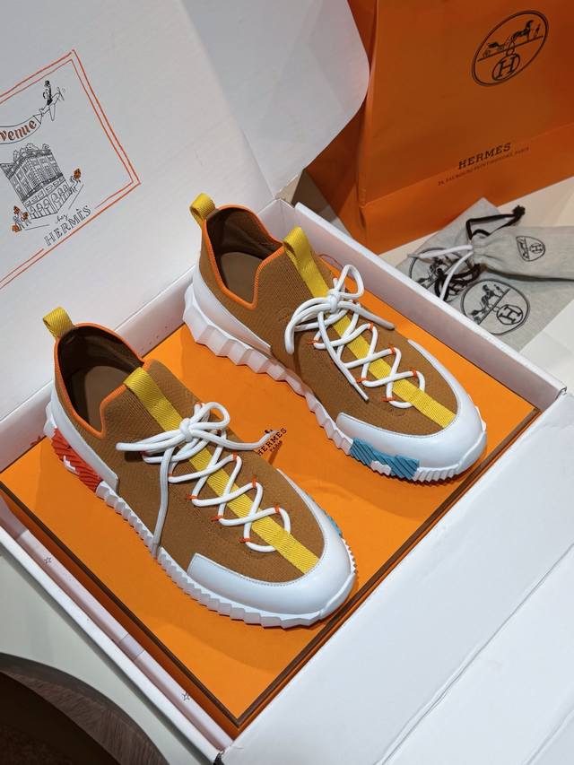Hermes Bouning情侣装休闲飞织鞋-牛皮中底 原版购入，1：1复刻，想要顶级的这就是你的专属 飞织工艺和小牛皮工艺休闲鞋鞋。 轻盈鞋底装饰撞色图案，打