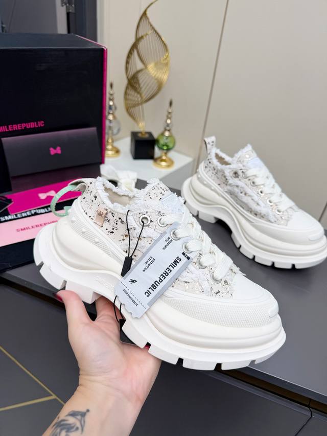 檀健次开口笑2.0系列重磅来袭 厚底软得像是自带弹簧，鞋型把整条腿衬得特别秀气，配中筒袜瞬间变身学院少女，7Cm大底轻盈又增高，感觉脖子以下全是腿了 李昀锐、于