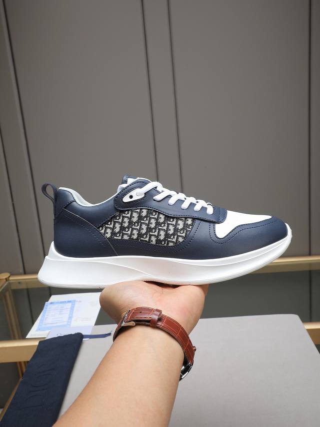 Di～R 低帮B25休闲运动鞋，采用透气网纱拼接头层牛皮精心制作，侧身透明pvc装饰，双色橡胶鞋底、后侧鞋口和鞋跟处均带有品牌标志性细节，提升格调。时尚百搭，可