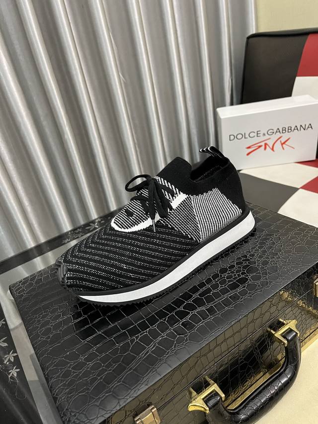 出厂价pp： Dg～ 男士休闲鞋 Z柜同步发售 鞋面选用牛皮拼接布料网布内里，舒适透气，鞋底：原版舒适耐磨大底，实物拍摄实物更赞码数:36-46