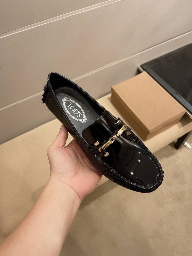 品牌托德斯，官方旗舰店正品新款，鞋面原版漆牛皮，舒适透气羊里 拒绝掉色 ，原版进口耐磨橡胶底， 精致优雅男士心备佳品，采用精湛工艺，鞋面好看奢华，精致简单鞋面尽