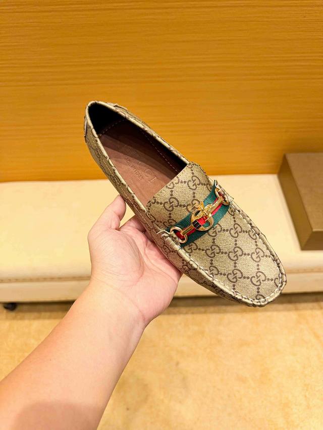 古驰 Gucci ，牛皮里，古驰1921年创立于佛罗伦萨，是全球奢侈品品牌之一，其独特的创意和革新风靡全球，古驰 永恒而经典，一直以来深受明星们的青睐，并成为世