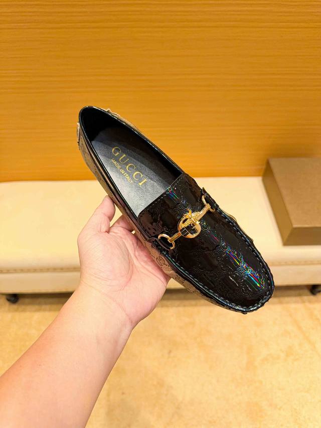实价 ，牛皮里，品牌Gucci，古奇官方原版正品～四季潮鞋 专柜旗舰店新款，古奇优质做工，鞋面:进口原版荔枝纹牛皮、全真不掉色牛里真材实料，时尚懒人商务风设计，