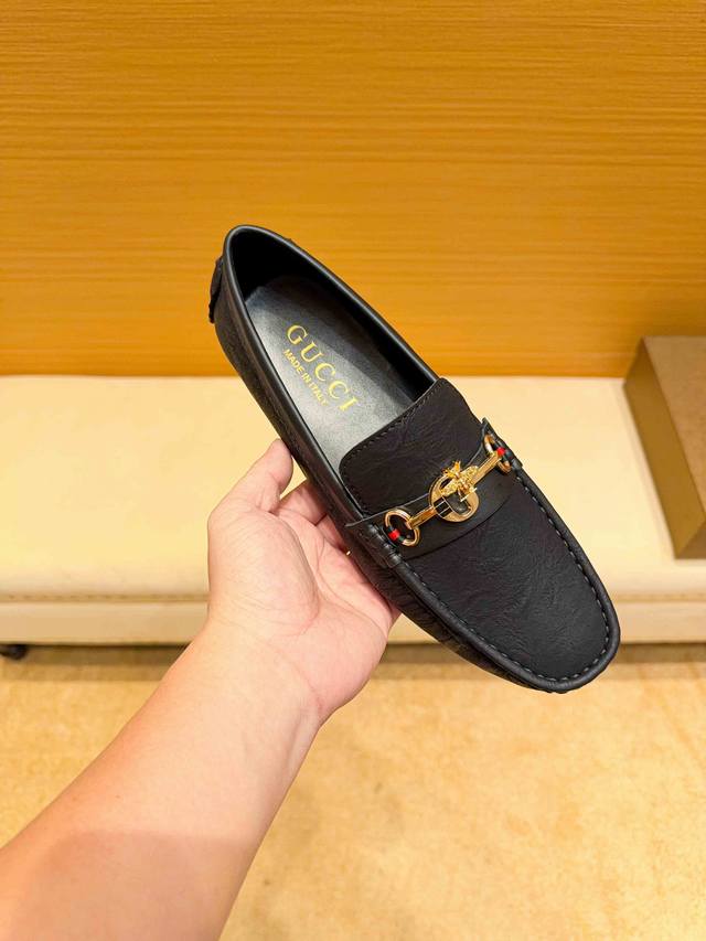 牛皮里 ，古驰 Gucci ，1921年创立于佛罗伦萨，是全球奢侈品品牌之一，其独特的创意和革新风靡全球，古驰 永恒而经典，一直以来深受明星们的青睐，并成为世界