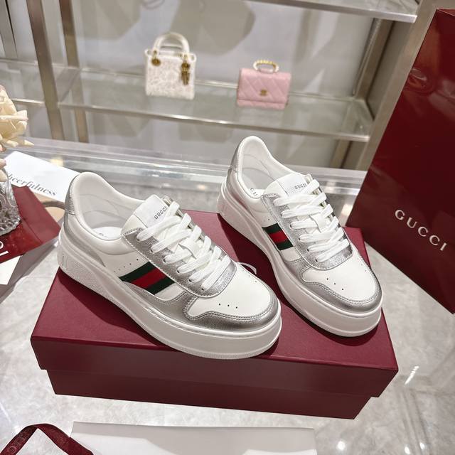 Gg 专柜最新情侣款厚底饼干鞋 代购级别 Gg最新Ip轻质厚底饼干鞋上脚秒内增高4Cm！！ 简约 好搭且复古韵味十足～鞋舌最新防伪布标。且带电子芯片防伪。Gg