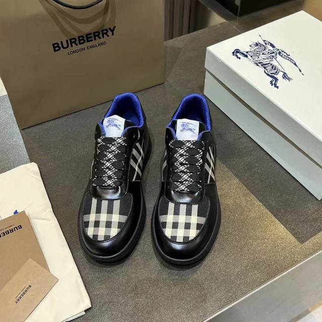 实价： 专柜最新款，意大利制造的棉质混纺运动鞋，饰有博柏利格纹。网眼布衬里款式采用格子鞋带和橡胶鞋底，刻有博柏利档案字样。博柏利经典的一部分，独特的博柏利风格的