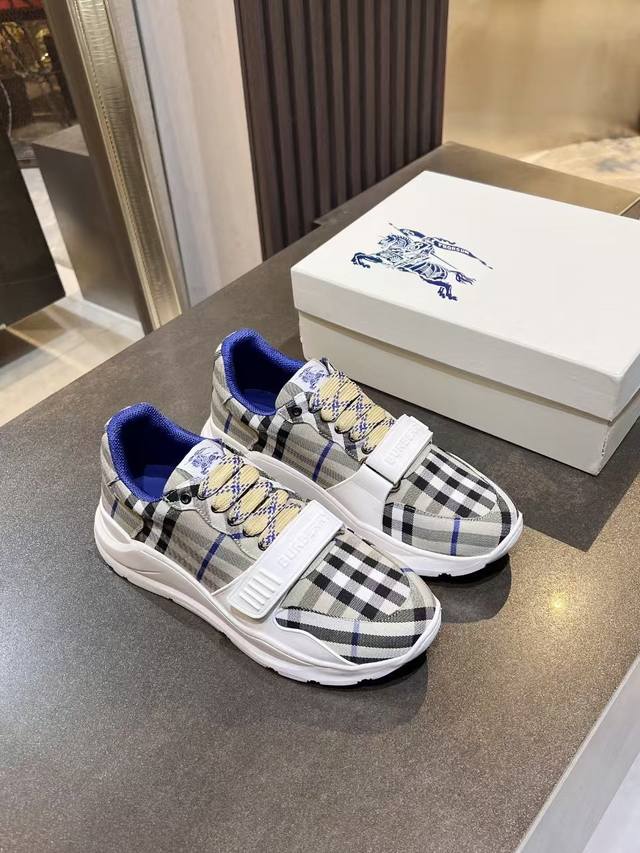 实价： 专柜最新款，意大利制造的棉质混纺运动鞋，饰有博柏利格纹。网眼布衬里款式采用格子鞋带和橡胶鞋底，刻有博柏利档案字样。博柏利经典的一部分，独特的博柏利风格的