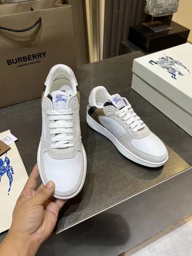 实价：330 专柜最新款，意大利制造的棉质混纺运动鞋，饰有博柏利格纹。网眼布衬里款式采用格子鞋带和橡胶鞋底，刻有博柏利档案字样。博柏利经典的一部分，独特的博柏利