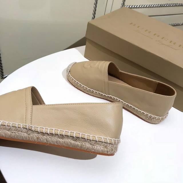 实价： 巴宝莉专柜新款，实用橡胶防滑鞋底，搭配别具特色的麻编，鞋面：100%皮面，内衬：100%绵羊皮，鞋底：100%橡胶。码数35-40，皮面