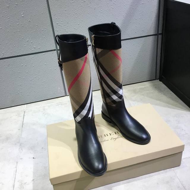 实价： 巴宝莉 Burberry 秋冬专柜最新款 专柜一比一 ，采用巴宝莉经典格子布配进口头层牛皮面料，顶级版本！时下最流行元素设计，受众多明星网红热捧，卖场热