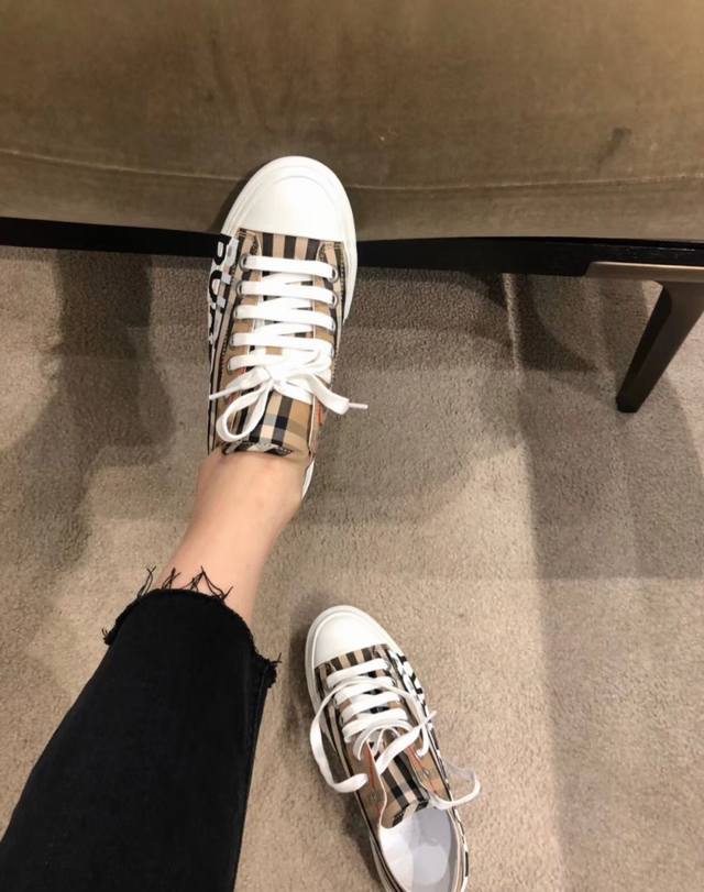 实价： 巴宝莉2025复古格子棉质运动鞋，原板5D打印，印有对比鲜明的全新标志，面原板格子布，内里100%羊皮，女款码数35-40 男款39-45