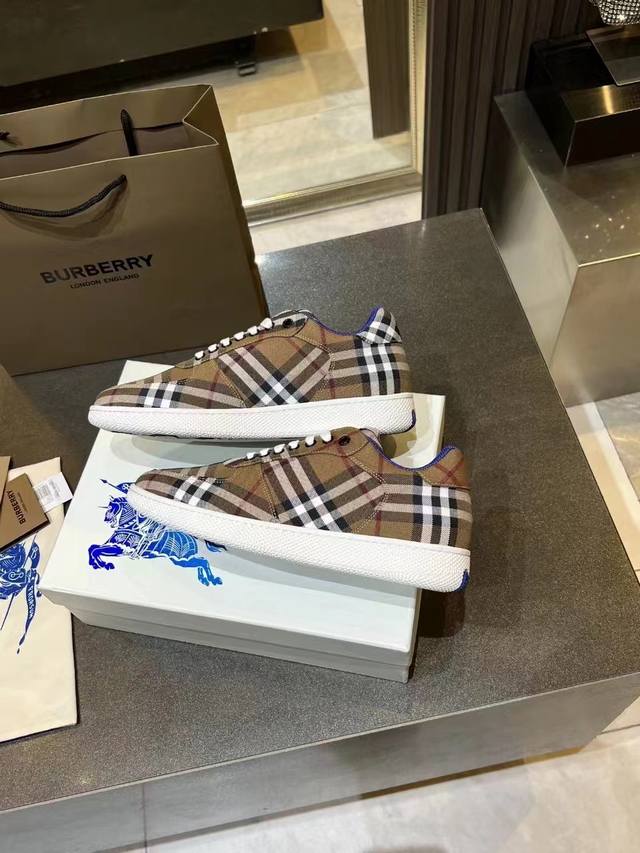 实价： 专柜最新款，意大利制造的棉质混纺运动鞋，饰有博柏利格纹。进口深蓝色网眼布衬里，款式采用格子鞋带和橡胶鞋底，刻有博柏利档案字样。博柏利经典的一部分，独特的