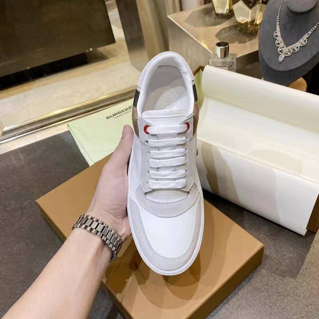 实价： 巴宝莉2025新款，皮革和麂皮运动鞋，饰有我们的英式棉格子。鞋面:70%小牛皮，15%小山羊皮，15%棉，衬里:100%绵羊皮，鞋底:100%橡胶，系带