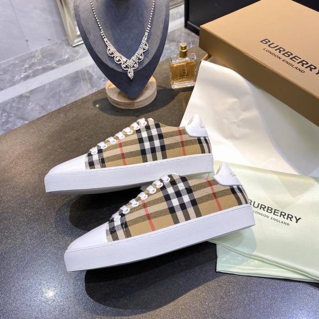 实价： 巴宝莉意大利制运动鞋，装饰典藏 Vintage 复古格纹，搭配平滑皮革元素，鞋踝处点缀徽标图案。鞋面：60%棉，40%小牛皮 内衬：100%绵羊皮.“