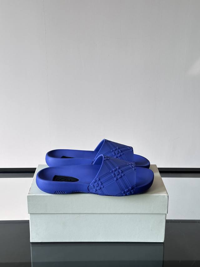 实价： 巴宝莉格纹拖鞋 经典格纹拖鞋 ！火爆了那么多年，今年新出新款高颜值纹格系列 它就像格纹衬衣、格纹短裙一样，实在太经典了，专柜每年换着花样的出，柜台上，永