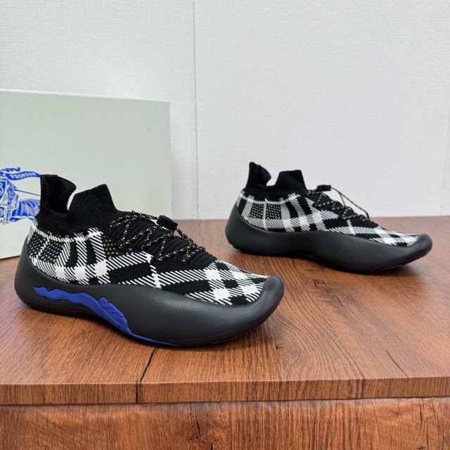 实价： 莞产高版本 战马系列巴宝莉Burberry新款男士针织休闲运动鞋 Burberry的经典纱线激发了这款运动鞋的精致与运动品味。杂色针织品鞋面极致轻盈且富
