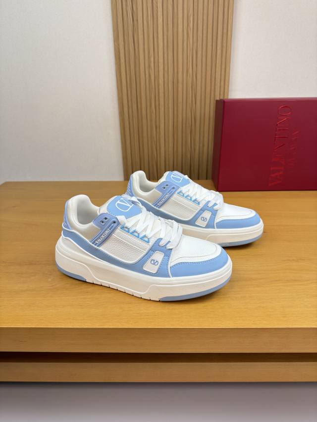 Valention 华伦天奴 -高端品质 原单 情侣装休闲运动鞋 -鞋面：荔纹小牛皮、鞋口.鞋舌.高丝光条纹布匹、鞋身.后跟.车缝品牌塑胶模块、鞋舌.丝印高周波