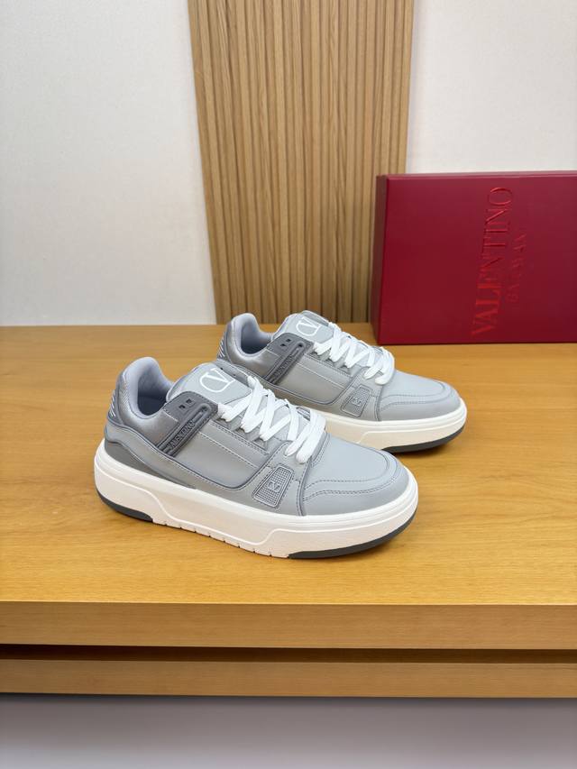Valention 华伦天奴 -高端品质 原单 情侣装休闲运动鞋 -鞋面：纳帕小牛皮、鞋口高丝光条纹布匹、鞋身.后跟.车缝品牌塑胶模块、鞋舌.丝印高周波品牌Lo