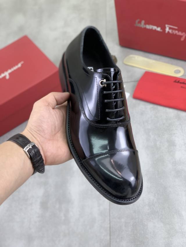 工厂p价p 实价 水染牛里 Salvatore Ferragamo 菲拉格慕 男士最新款休闲商务皮鞋！同步上市！面料采用专用进口原版小牛皮，内里采用进口水染牛皮