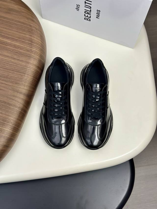 Berluti -高端品质 原单 休闲运动板鞋 -鞋面：进口擦色开边珠小牛皮、鞋身.鞋舌.空压品牌Logo -内里：水染牛皮 -大底：超轻Tpu发泡 橡胶；双色