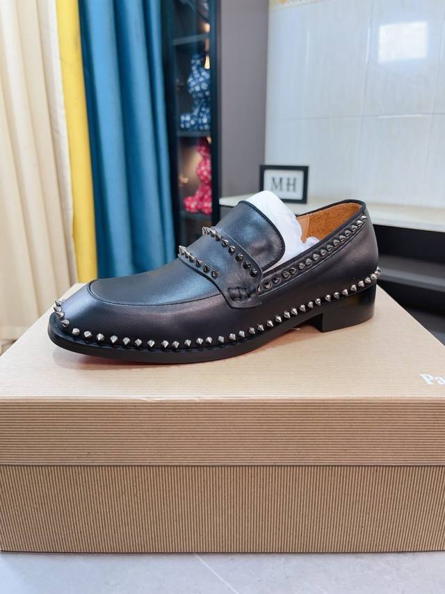 出厂价p Cl 新品正装鞋皮鞋 Christia* Loubouti* 红底鞋 Greggo 男士牛津鞋 官方售价 采用进口牛皮 亮面漆皮 拼接撞色高丝光反毛皮