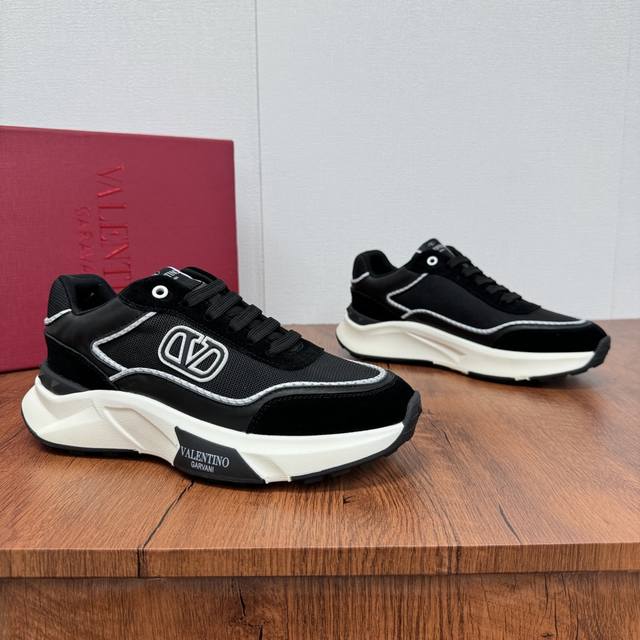 实价： Valention 华伦天奴 Freedots系列春夏新款男士运动鞋 轻质透气休闲厚底男鞋 经典撞色拼接设计 反绒牛皮拼接纳帕小牛皮+透气科技网布材质