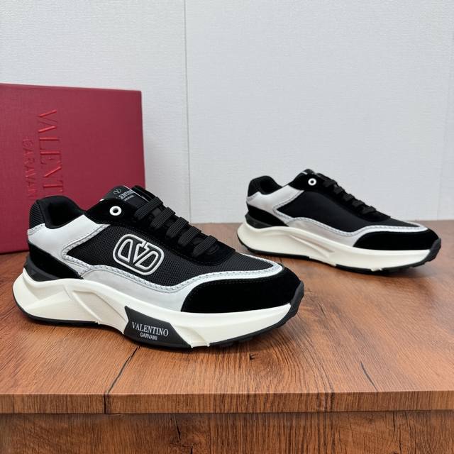 实价： Valention 华伦天奴 Freedots系列春夏新款男士运动鞋 轻质透气休闲厚底男鞋 经典撞色拼接设计 反绒牛皮拼接纳帕小牛皮+透气科技网布材质