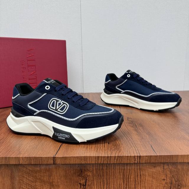 实价： Valention 华伦天奴 Freedots系列春夏新款男士运动鞋 轻质透气休闲厚底男鞋 经典撞色拼接设计 反绒牛皮拼接纳帕小牛皮+透气科技网布材质