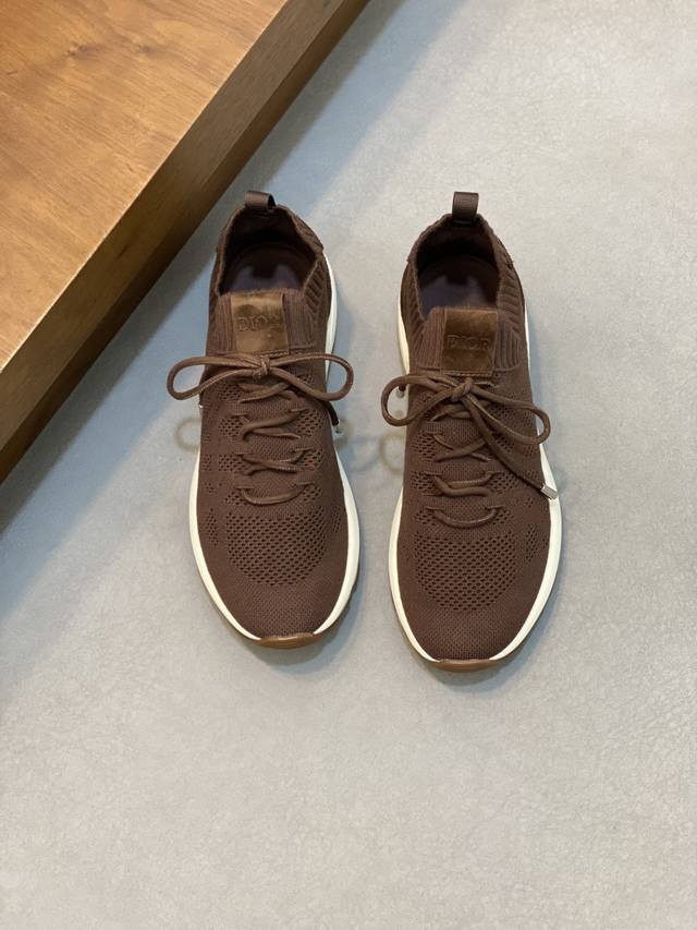 Dior迪奥最新男士时尚运动鞋 这款单品从复古慢跑鞋汲取灵感。采用厚实的低帮设计，精选网眼织物拼接鞋面，搭配超轻橡胶发泡鞋底。侧面带有浮雕“Di～R”标志装饰。