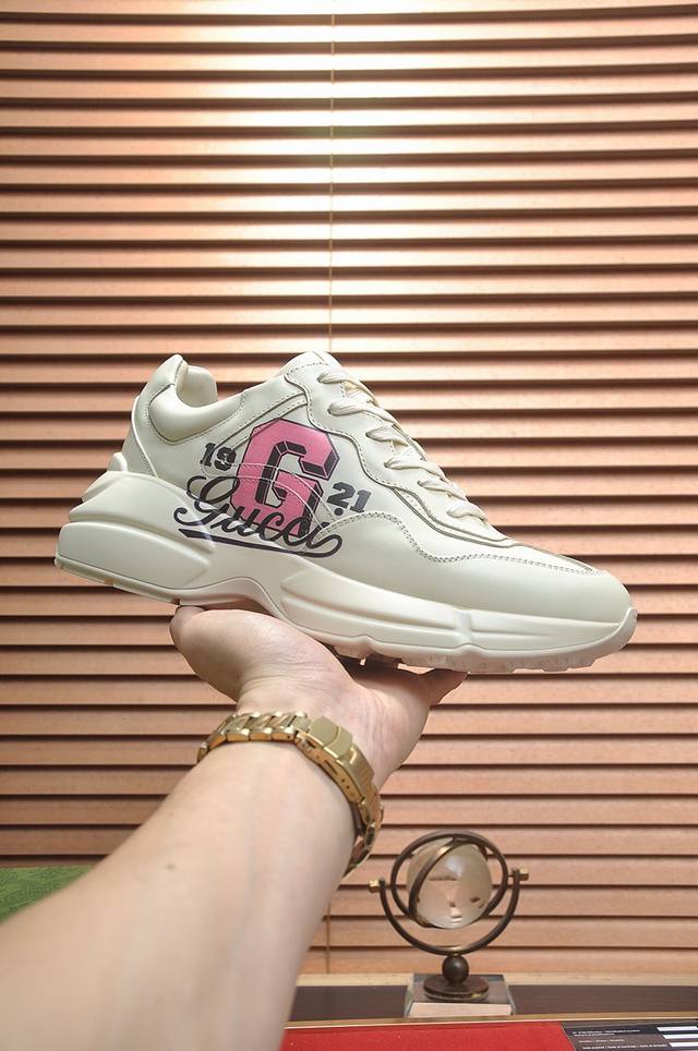 出厂价p Gucci 情侣款 最高版本古奇爆款老爹鞋。专柜同步发售 ，，鞋面采用进口牛皮，舒适羊皮内里，脚感一级棒，原版轻便减震加厚发泡大底，简约拼色，百搭帅气