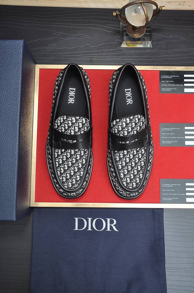 出厂价p Dior 水染牛皮内里 迪奥原版1:1高品质出厂，进口原版料，进口版原牛皮，水染牛皮内里，原版Tpu大底，码数:38-44 45定制
