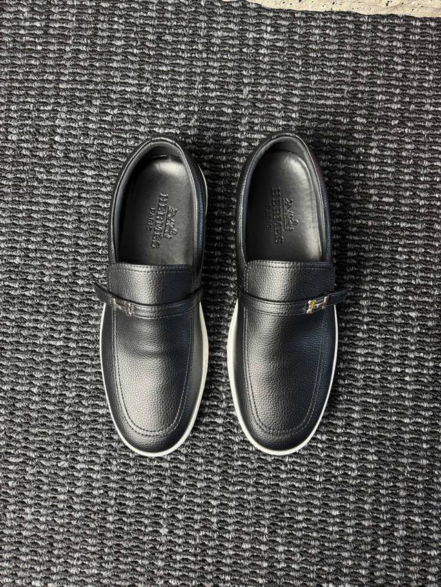 Hermes 爱马仕 -高端品质 官网同款 -鞋面：纳帕小牛皮、搭配标志性 H 金属 -内里：水染牛皮 -大底：超轻Tpu成型大底 -超高品控 做工精细：凸显